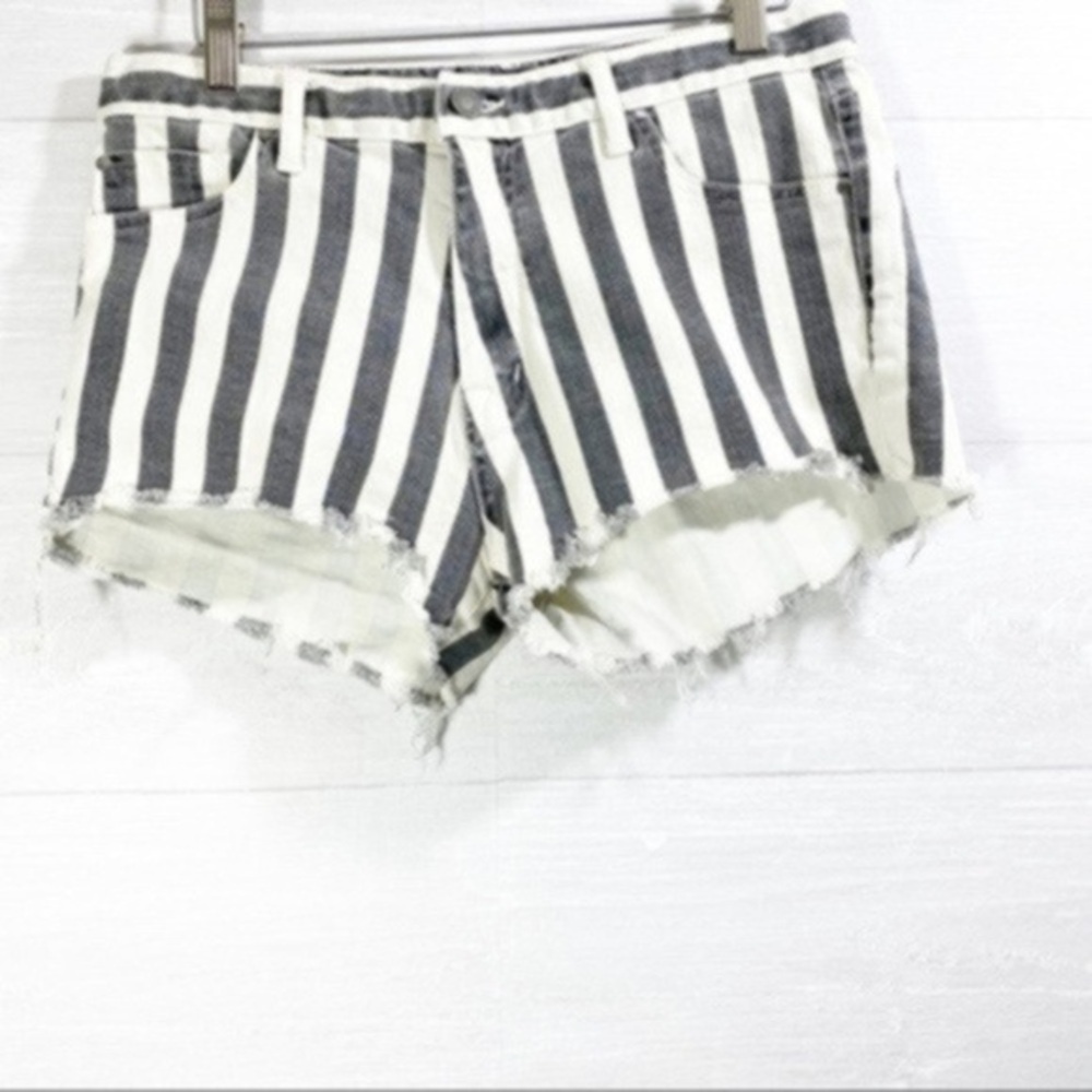 Fidelity women’s jean shorts Size 27 - Picture 2 of 6